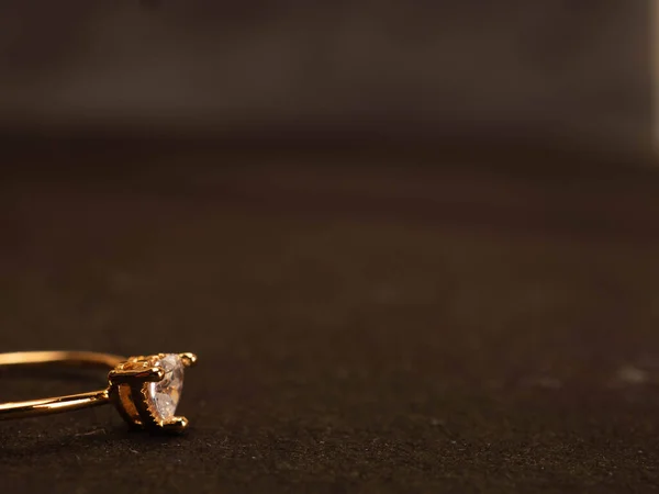 Κοντινό Πλάνο Πυροβολούν Της Χρυσής Βέρας Όμορφο Διαμάντι — Φωτογραφία Αρχείου