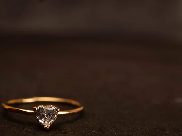 Nahaufnahme Shooting Von Gold Ehering Mit Schönem Diamanten — Stockfoto