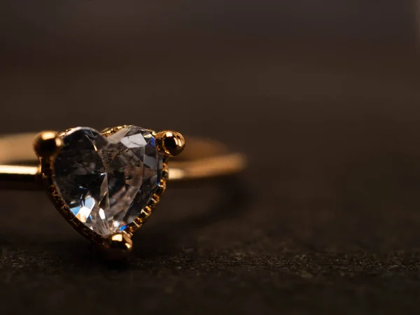 美しいダイヤモンドとゴールドの結婚指輪の撮影を閉じます — ストック写真