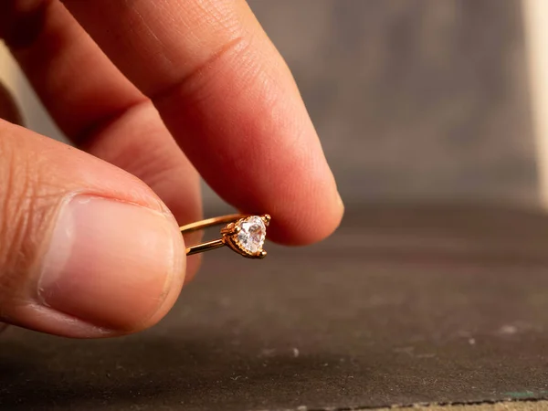 用漂亮的钻石戒指近距离拍摄金婚戒指 — 图库照片