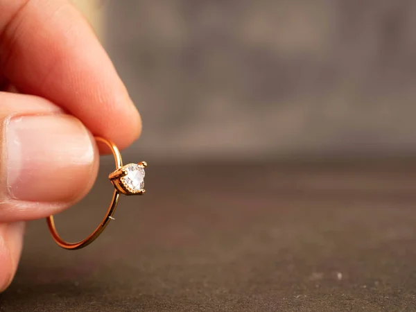 用漂亮的钻石戒指近距离拍摄金婚戒指 — 图库照片