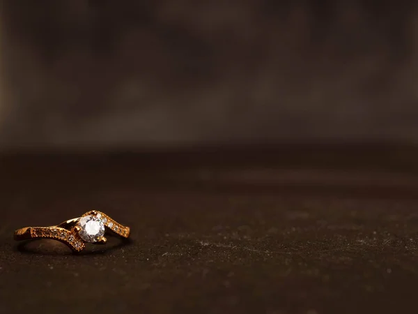 Nahaufnahme Shooting Von Gold Ehering Mit Schönem Diamanten — Stockfoto
