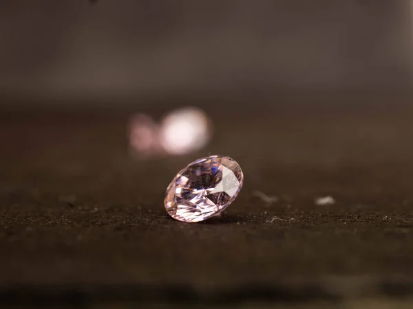 Close Sparare Diamante Zircone Colorato Uno Sfondo Nero — Foto Stock