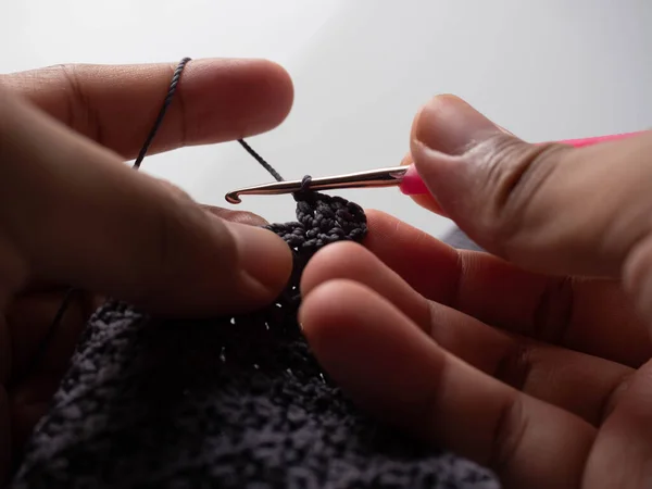 Tutup Pemotretan Merajut Dengan Peralatan Teknik Crochet Stok Gambar