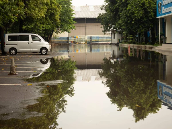 Genangan Air Terbentuk Setelah Hujan Deras Tempat Parkir Stok Gambar Bebas Royalti