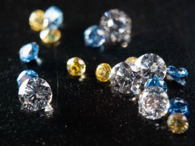 Grubun çok renkli siyah arkaplanda elması yakın plan çekimleri