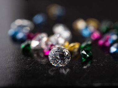 Grubun çok renkli siyah arkaplanda elması yakın plan çekimleri