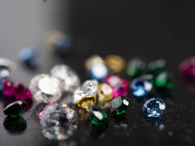 Grubun çok renkli siyah arkaplanda elması yakın plan çekimleri