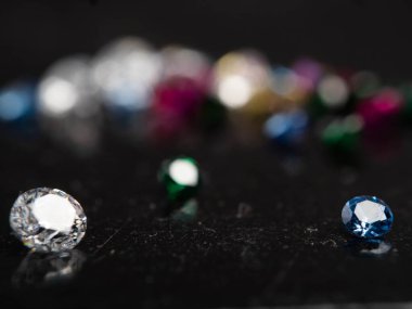 Grubun çok renkli siyah arkaplanda elması yakın plan çekimleri