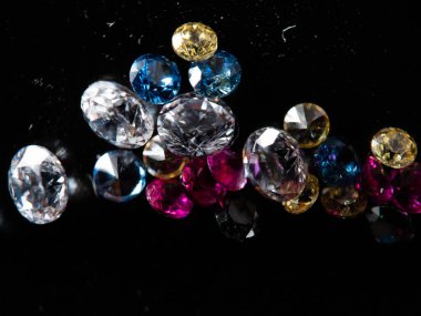 Grubun çok renkli siyah arkaplanda elması yakın plan çekimleri