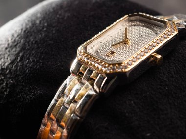 Lüks kadın kol saati resmi. Böylece altın rengi ve gümüş kadranı izleyin.