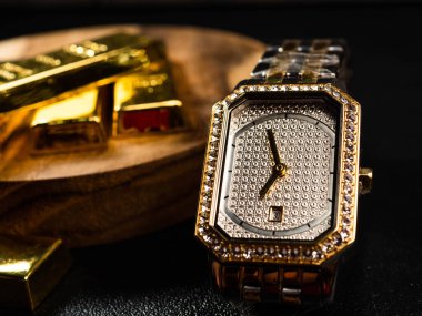 Lüks kadın kol saati resmi. Böylece altın rengi ve gümüş kadranı izleyin.