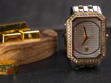 Lüks kadın kol saati resmi. Böylece altın rengi ve gümüş kadranı izleyin.