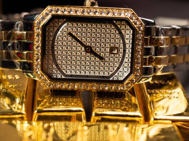 Lüks kadın kol saati resmi. Böylece altın rengi ve gümüş kadranı izleyin.