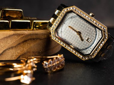 Lüks kadın kol saati resmi. Böylece altın rengi ve gümüş kadranı izleyin.