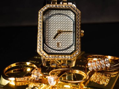 Lüks kadın kol saati resmi. Böylece altın rengi ve gümüş kadranı izleyin.