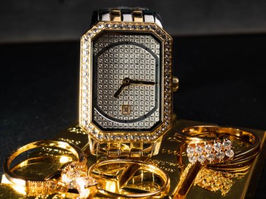 Lüks kadın kol saati resmi. Böylece altın rengi ve gümüş kadranı izleyin.