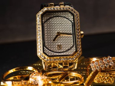 Lüks kadın kol saati resmi. Böylece altın rengi ve gümüş kadranı izleyin.