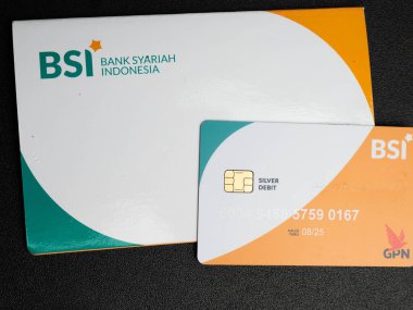 Jakarta, 30 Mayıs 2022 'de Bank Syariah Endonezya ya da BSI hesap defteri. Bank Syariah Endonezya, BNI Syariah, BSM ve BRI Syariah 'ın birleşmesiyle kurulmuş bir bankadır.