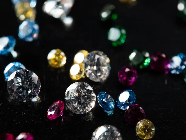 Nahaufnahme Einer Gruppe Mehrfarbiger Diamanten Auf Schwarzem Hintergrund — Stockfoto