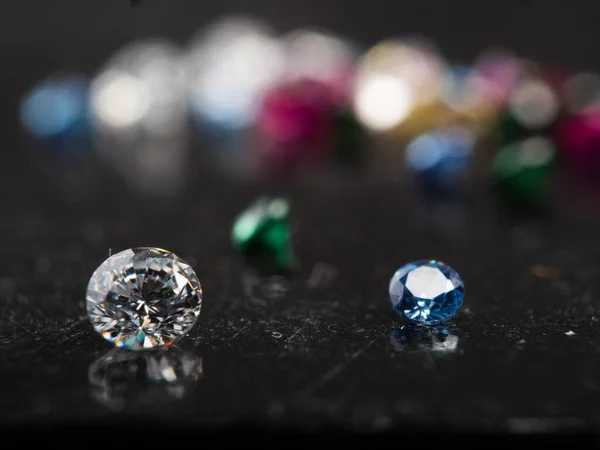 배경에 색깔의 다이아몬드 집합체를 가까이 — 스톡 사진