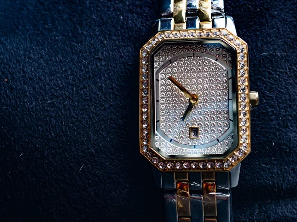 Zdjęcie Luksusowego Kobiecego Zegarka Rękę Tak Więc Oglądać Złoty Kolor — Zdjęcie stockowe