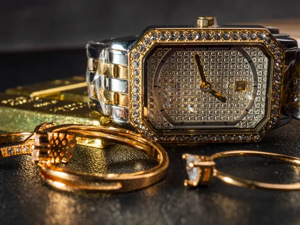 Zdjęcie Luksusowego Kobiecego Zegarka Rękę Tak Więc Oglądać Złoty Kolor — Zdjęcie stockowe