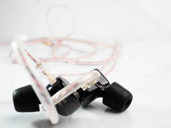 Фотографії Пари Чорних Дротяних Навушників Дизайном Вуха — стокове фото