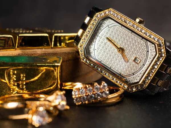 高級女性の腕時計の写真 したがって 金の色と銀の文字盤に見る ロイヤリティフリーのストック写真