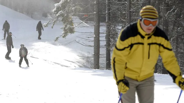 Skifahrer auf Skigebiet — Stockfoto