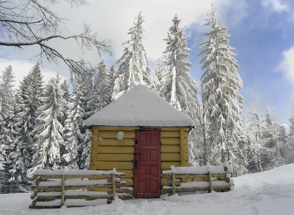 Домик на лыжном курорте — стоковое фото