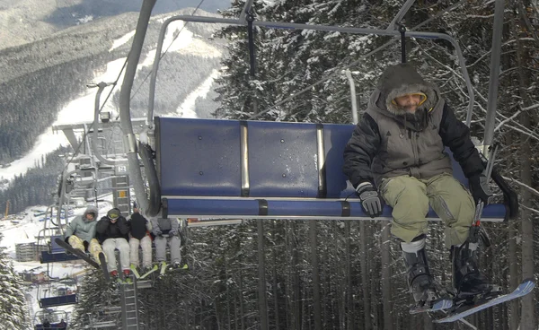 Lyžování v lyžařském středisku — Stock fotografie