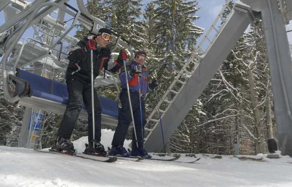 Skifahrer im Skigebiet — Stockfoto