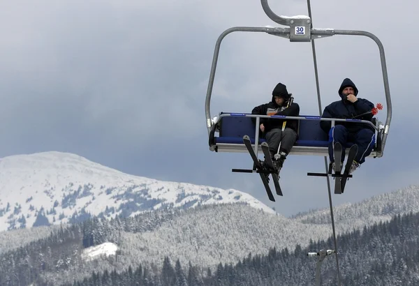 Skifahrer im Skigebiet — Stockfoto