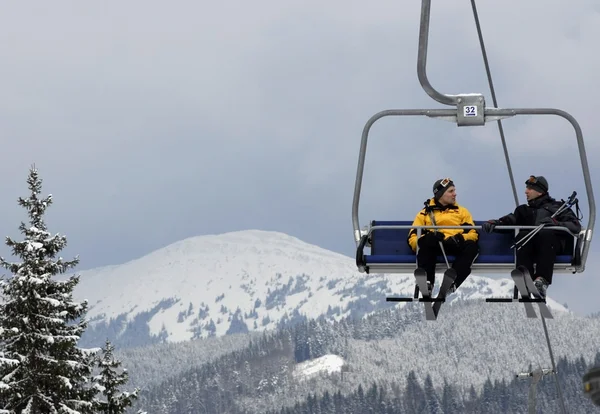 Skifahrer im Skigebiet — Stockfoto