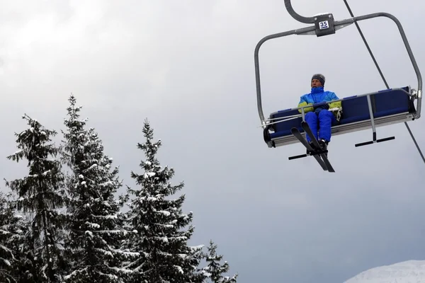 Lyžař na lyžařské středisko — Stock fotografie