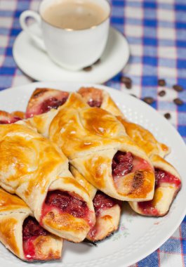bir tabak ve bardak kahve vişneli çörek