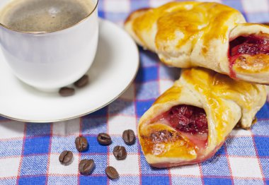 bir tabak ve bardak kahve vişneli çörek