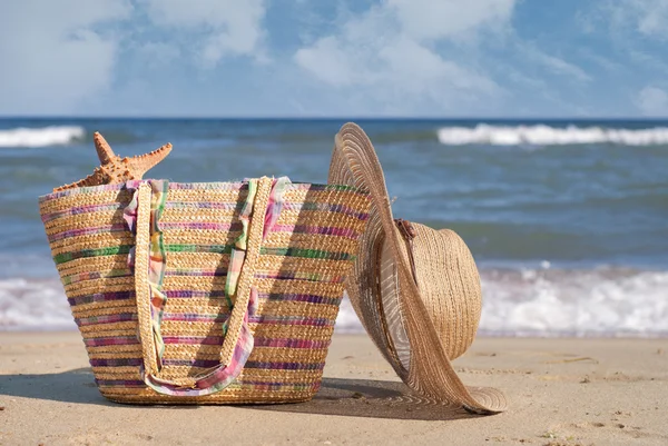 Women's hat and bag on the beach — Stock Photo, Image