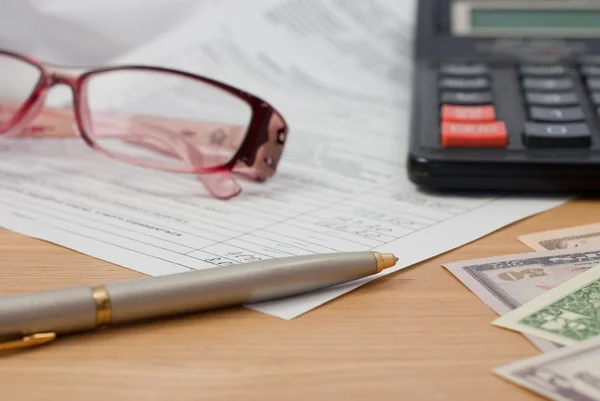 Geld, Taschenrechner und Stift — Stockfoto