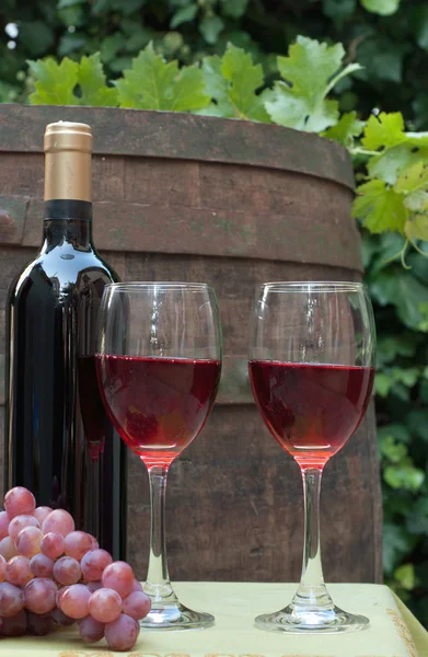 Weingläser auf einem Weinfass — Stockfoto