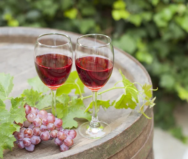 Bardak şarap şarap varil üzerinde — Stok fotoğraf