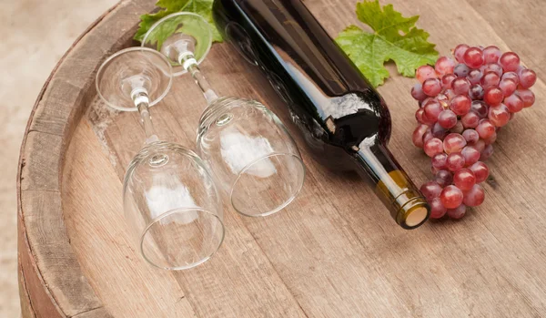 Glasses of wine on a wine barrel — Stock Photo, Image