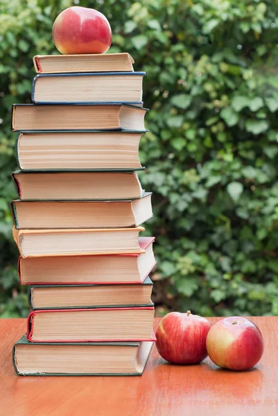 Livros e maçãs na mesa — Fotografia de Stock