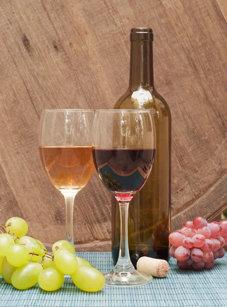 Verres de vin sur un tonneau de vin — Photo