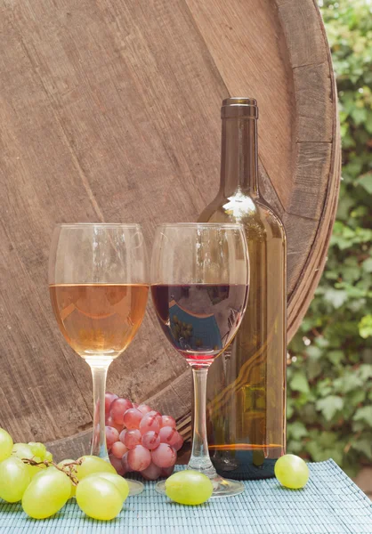 Copos de vinho em um barril de vinho — Fotografia de Stock