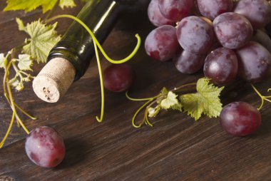 Üzüm ve şarap ahşap tahta üzerinde makro çekim. Arka plan