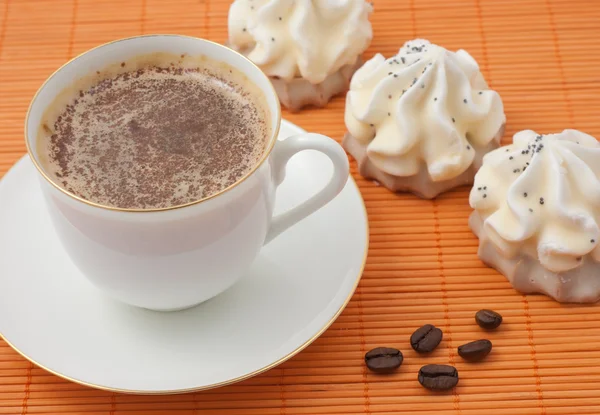 Tasty cake at plate closeup with coffee cup — Stock Photo, Image