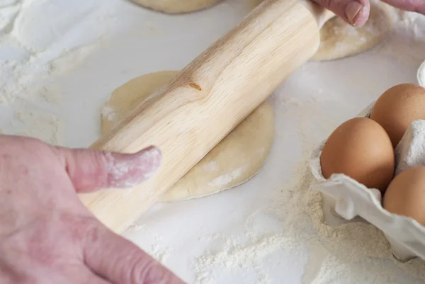 Ręce ciasto roll — Zdjęcie stockowe
