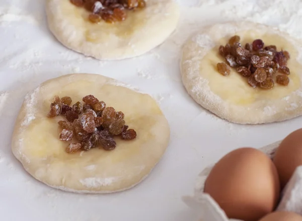 Making muffins with raisins — Stock Photo, Image
